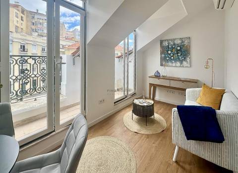 Apartamento T2 Remodelado com Vista Rio | São Vicente – Lisboa