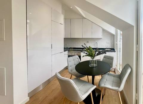 Apartamento T2 Remodelado com Vista Rio | São Vicente – Lisboa