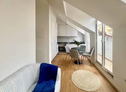 Apartamento T2 Remodelado com Vista Rio | São Vicente – Lisboa