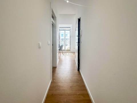 Apartamento T2 Remodelado com Vista Rio | São Vicente – Lisboa