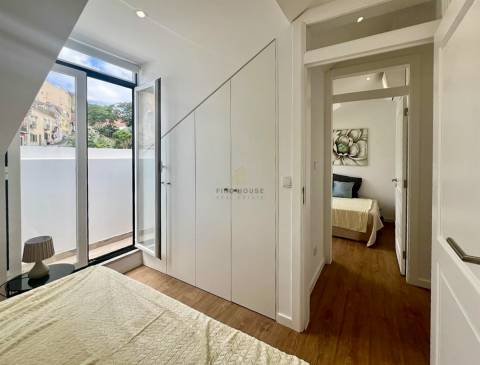 Apartamento T2 Remodelado com Vista Rio | São Vicente – Lisboa