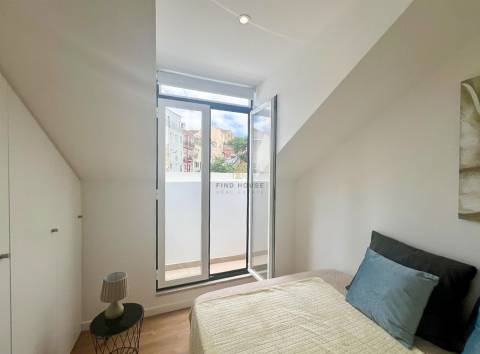 Apartamento T2 Remodelado com Vista Rio | São Vicente – Lisboa