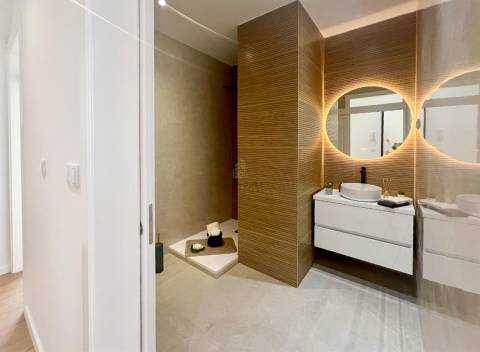 Apartamento T2 Remodelado com Vista Rio | São Vicente – Lisboa