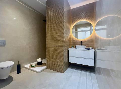 Apartamento T2 Remodelado com Vista Rio | São Vicente – Lisboa