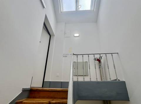 Apartamento T2 Remodelado com Vista Rio | São Vicente – Lisboa