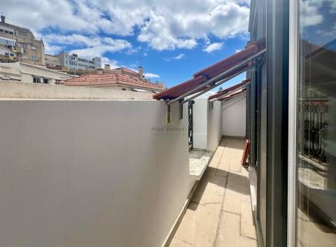 Apartamento T2 Remodelado com Vista Rio | São Vicente – Lisboa