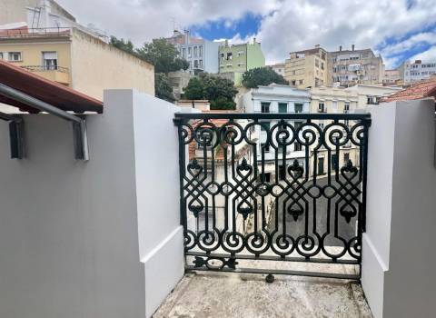 Apartamento T2 Remodelado com Vista Rio | São Vicente – Lisboa