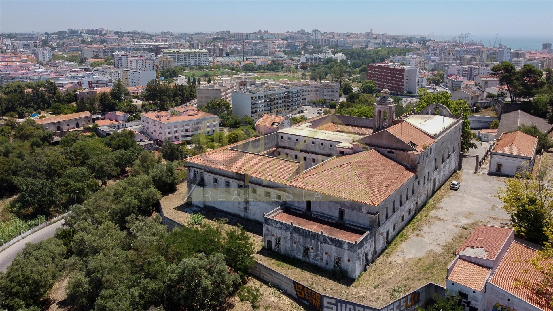 Convento secular para converter em Hotel e Habitação em Setúbal