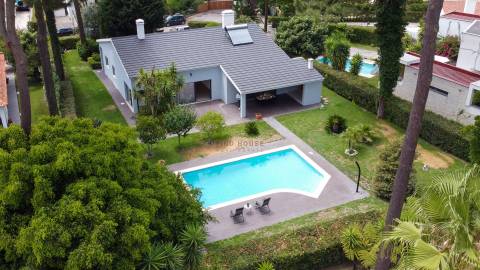 Moradia T4 de Luxo Totalmente Remodelada na Herdade da Aroeira | Piscina & Golfe