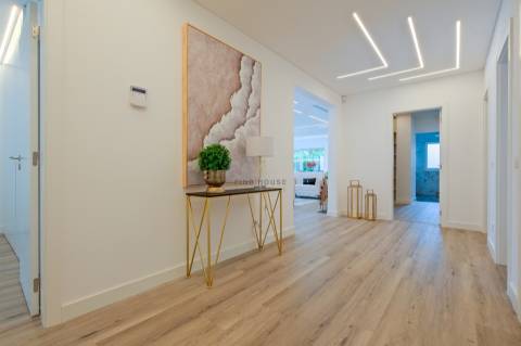 Moradia T4 de Luxo Totalmente Remodelada na Herdade da Aroeira | Piscina & Golfe