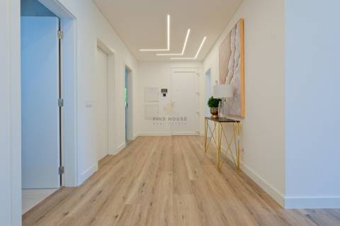 Moradia T4 de Luxo Totalmente Remodelada na Herdade da Aroeira | Piscina & Golfe