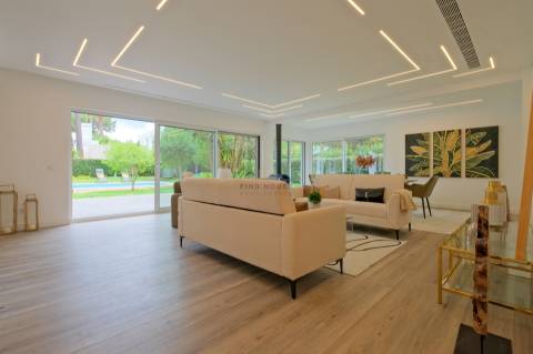 Moradia T4 de Luxo Totalmente Remodelada na Herdade da Aroeira | Piscina & Golfe