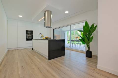 Moradia T4 de Luxo Totalmente Remodelada na Herdade da Aroeira | Piscina & Golfe