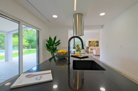 Moradia T4 de Luxo Totalmente Remodelada na Herdade da Aroeira | Piscina & Golfe
