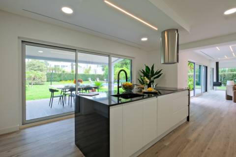 Moradia T4 de Luxo Totalmente Remodelada na Herdade da Aroeira | Piscina & Golfe