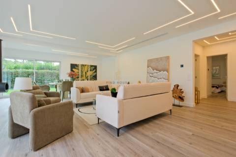 Moradia T4 de Luxo Totalmente Remodelada na Herdade da Aroeira | Piscina & Golfe