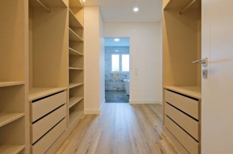 Moradia T4 de Luxo Totalmente Remodelada na Herdade da Aroeira | Piscina & Golfe