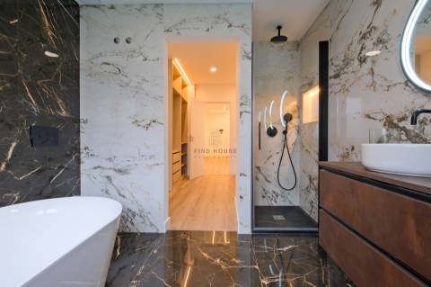 Moradia T4 de Luxo Totalmente Remodelada na Herdade da Aroeira | Piscina & Golfe