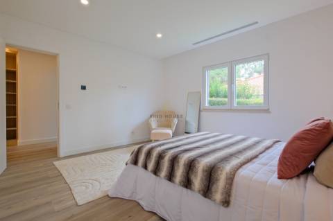 Moradia T4 de Luxo Totalmente Remodelada na Herdade da Aroeira | Piscina & Golfe