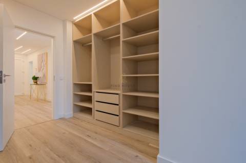 Moradia T4 de Luxo Totalmente Remodelada na Herdade da Aroeira | Piscina & Golfe