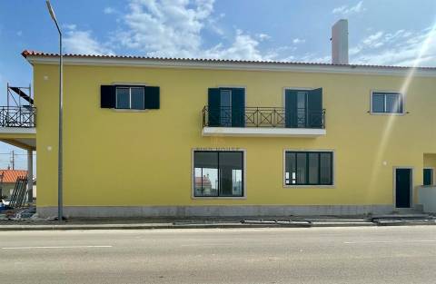 Apartamento T4 com amplo logradouro em Foros de Salvaterra, Salvaterra de Magos