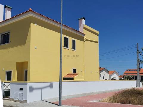 Apartamento T4 com amplo logradouro em Foros de Salvaterra, Salvaterra de Magos