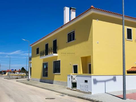 Apartamento T4 com amplo logradouro em Foros de Salvaterra, Salvaterra de Magos