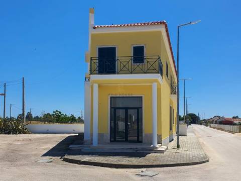 Apartamento T4 com amplo logradouro em Foros de Salvaterra, Salvaterra de Magos