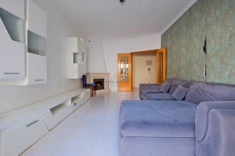 Apartamento T2 com terraço, lugar de garagem e arrecadação em Vale de Mourão, Agualva-Cacém