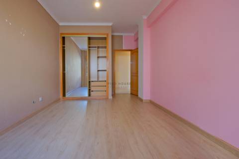 Apartamento T2 com terraço, lugar de garagem e arrecadação em Vale de Mourão, Agualva-Cacém