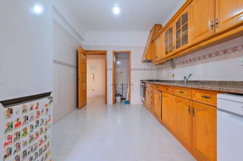 Apartamento T2 com terraço, lugar de garagem e arrecadação em Vale de Mourão, Agualva-Cacém