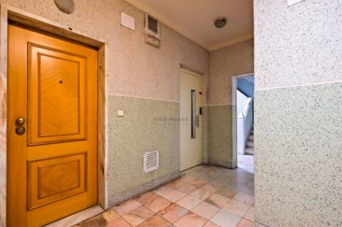 Apartamento T2 com terraço, lugar de garagem e arrecadação em Vale de Mourão, Agualva-Cacém