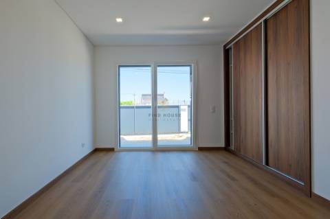 Vende-se Moradia Isolada T4 com garagem, piscina e jardim em Albarraque