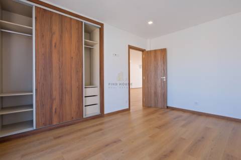 Vende-se Moradia Isolada T4 com garagem, piscina e jardim em Albarraque