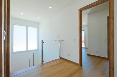 Vende-se Moradia Isolada T4 com garagem, piscina e jardim em Albarraque