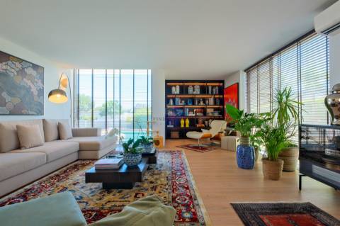 Vende-se Moradia T4 de luxo, com piscina, no exclusivo condomínio “Vale Utopia” em Carnaxide