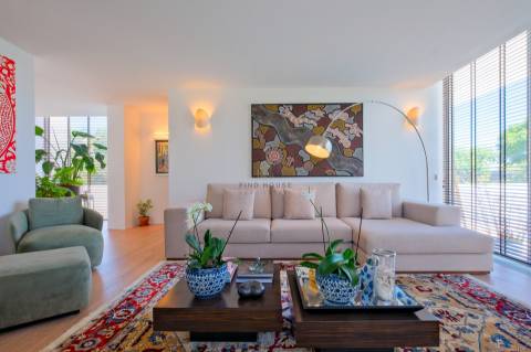 Vende-se Moradia T4 de luxo, com piscina, no exclusivo condomínio “Vale Utopia” em Carnaxide