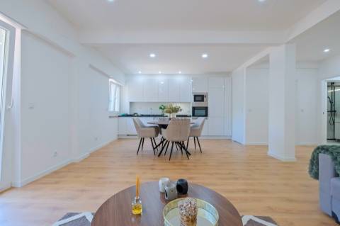 Apartamento T3, com 3 casas de banho, totalmente remodelado, em Benfica