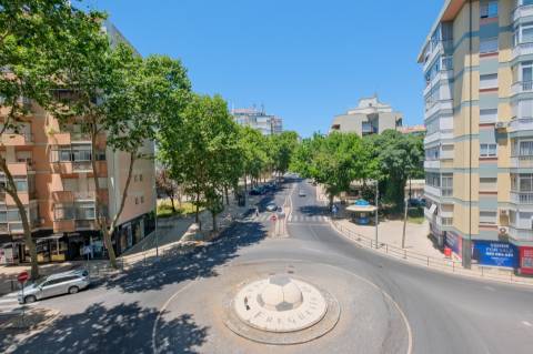 Apartamento T3, com 3 casas de banho, totalmente remodelado, em Benfica