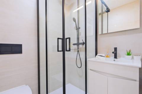 Apartamento T3, com 3 casas de banho, totalmente remodelado, em Benfica