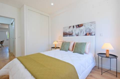 Apartamento T3, com 3 casas de banho, totalmente remodelado, em Benfica