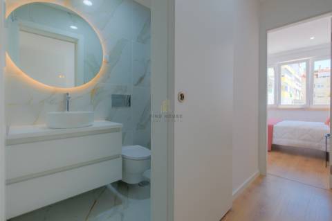 Apartamento T3, com 3 casas de banho, totalmente remodelado, em Benfica