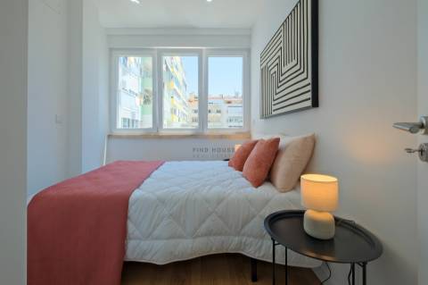 Apartamento T3, com 3 casas de banho, totalmente remodelado, em Benfica