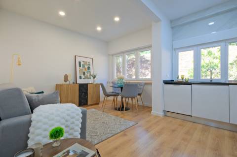 Apartamento T2 totalmente remodelado, com arrecadação, em Benfica