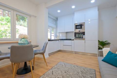 Apartamento T2 totalmente remodelado, com arrecadação, em Benfica
