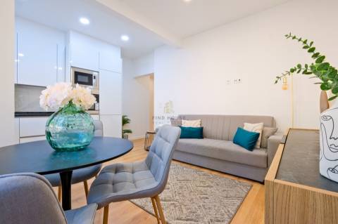 Apartamento T2 totalmente remodelado, com arrecadação, em Benfica
