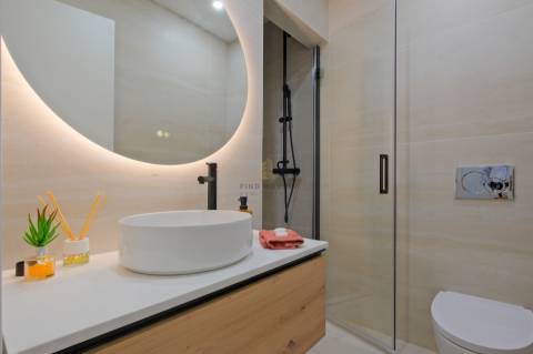 Apartamento T2 totalmente remodelado, com arrecadação, em Benfica