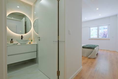 Apartamento T2 totalmente remodelado, com arrecadação, em Benfica
