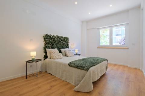 Apartamento T2 totalmente remodelado, com arrecadação, em Benfica