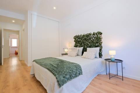 Apartamento T2 totalmente remodelado, com arrecadação, em Benfica